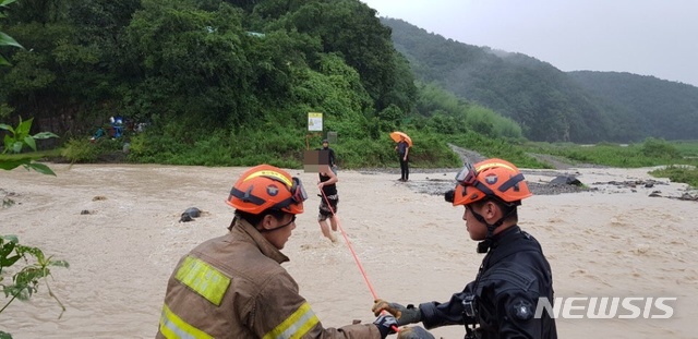 【울산=뉴시스】구미현 기자= 26일 고립된 야영객을 구조하고 있는 울산 중부소방서 119 구조대. (사진=울산 중부소방서 제공)photo@newsis.com