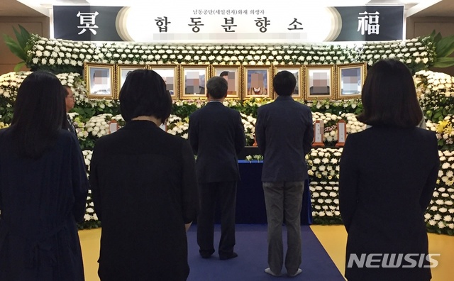 【제천=뉴시스】강신욱 기자 = 26일 인천시 남동구 길병원 장례식장에 마련된 남동공단 화재 희생자 합동분향소를 방문한 충북 제천화재참사 유가족들이 애도를 표하고 있다. 2018.08.26. (사진=제천화재참사 유가족대책위 제공) photo@newsis.com