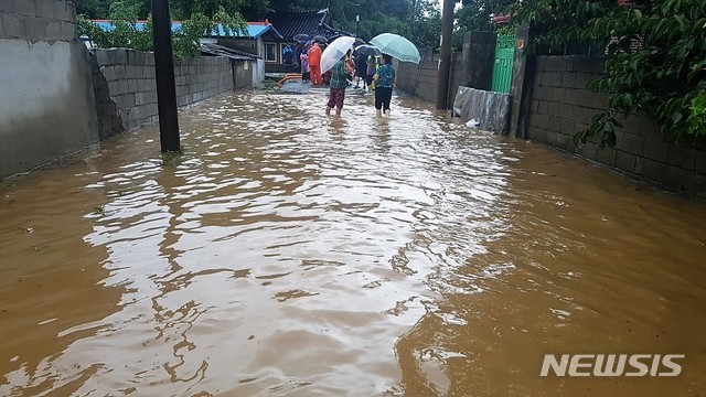 【순천=뉴시스】김석훈 기자 =전남 순천시는 26일 주암면 복다리에 집중된 호우로 강폭 7~8m의 용촌천이 범람하면서 하천 인접 마을에 한때 물이 차올라 주민 40가구 50여 명이 인근 학교로 대피했다고 밝혔다. 2018.08.26. (사진=독자제공)&nbsp; kim@newsis.com&nbsp; 