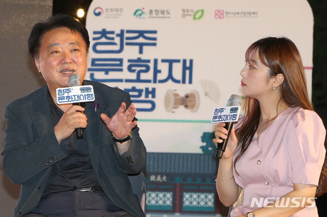 【청주=뉴시스】2018 청주문화재야행. 한범덕 청주시장이 들려주는 문화재 이야기 토크 콘서트. (사진=청주시 제공) photo@newsis.com
