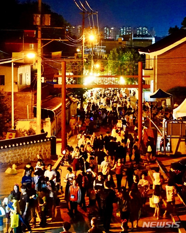 【청주=뉴시스】2018 청주문화재야행. 근대문화거리~청주향교 '청주 스캔들'. (사진=청주시 제공) photo@newsis.com