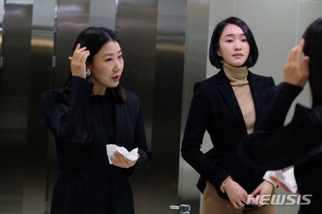 라미란(왼쪽), 수애