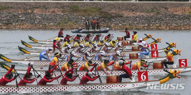 【자카르타=아시안게임조직위/뉴시스】 카누 용선 단일팀이 500m에서 종합 스포츠대회 사상 첫 금메달을 수확했다.&nbsp; 여자 단일팀은 26일(한국시간) 인도네시아 자카르타 팔렘방 자카바링 스포츠 시티 조정 카누 레가타 코스에서 열린 2018 자카르타·팔렘방 아시안게임 카누 용선 500m 결선에서 2분24초788의 기록으로 우승하며 금메달을 목에 걸었다. 2위는 중국(2분25초092), 3위는 태국(2분26초904)이 차지했다.