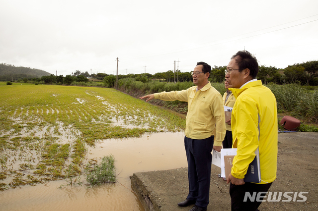 【해남=뉴시스】박상수 기자 = 전남 해남군은 태풍 솔릭의 북상을 앞두고 개설한 단체 대화방이 피해를 줄이고 신속한 대처에 큰 도움이 됐다고 26일 밝혔다. 사진은 황산면 태풍피해 현장을 점검하는 명현관 해남군수. 2018.08.26. (사진=해남군 제공) photo@newsis.com