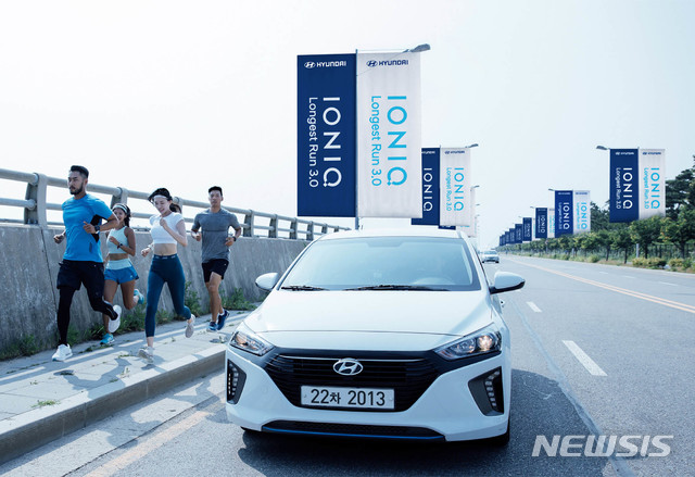 【서울=뉴시스】현대자동차는 참가자가 달리면서 환경을 위한 사회공헌을 할 수 있는 온·오프라인 연계 러닝(Running) 캠페인 '아이오닉 롱기스트 런 3.0(IONIQ LONGEST RUN 3.0)'을 시작한다고 26일 밝혔다. '아이오닉 롱기스트 런'은 현대자동차가 2016년부터 시작해 올해로 3회째를 맞은 사회공헌 캠페인으로 참가자가 캠페인 전용 앱을 다운로드한 후 자유롭게 달리면서 미세먼지 절감을 위한 숲 조성에 참여할 수 있는 프로그램이다.&nbsp; 2018.08.26. (사진=현대자동차 제공)&nbsp;&nbsp; photo@newsis.com