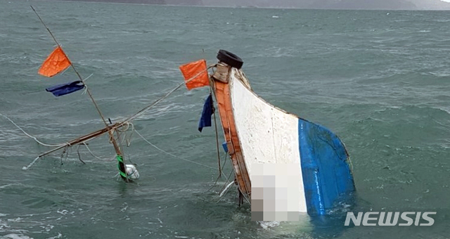 【여수=뉴시스】변재훈 기자 = 26일 오전 9시55분께 전남 여수시 오동도 앞 3.5㎞ 해상에서 2.2t급 어선 Y호(승선원 1명·여수선적)가 전복됐으나 선장 1명이 출동한 해경에 의해 구조됐다. 2018.08.26. (사진=여수해양경찰서 제공)&nbsp; photo@newsis.com