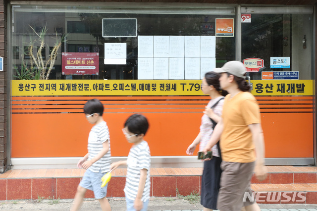 【서울=뉴시스】전진환 기자 = 김현미 국토교통부 장관이 공시가격 인상 방침을 밝혔지만 아파트 값 상승 흐름이 꺾이지 않는 가운데, 26일 오전 서울 용산구의 한 부동산 중계소에 부동산 매물 안내표가 붙어 있다.  부동산114에 따르면 서울 아파트 매매가는 지난주(0.15%) 대비 2배 이상 커진 0.34%를 기록해, 지난 2월 말 0.40% 오른 이후 26주 만에 최고치 기록하고 있다. 2018.08.26. amin2@newsis.com