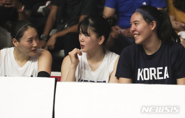 【자카르타(인도네시아)=뉴시스】최진석 기자 = 26일 오후 인도네시아 자카르타 겔로라 붕 카르노(GBK) 농구장에서 열린 '2018 자카르타·팔렘방 아시안게임' 여자 농구 남북단일팀과 태국의 8강전 경기. 박지수(왼쪽)가 강이슬, 김소담(가운데)과 대화를 나누고 있다. 2018.08.26. myjs@newsis.com