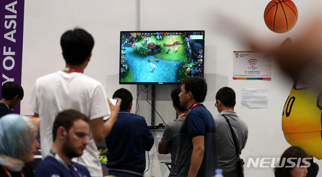 【자카르타(인도네시아)=뉴시스】추상철 기자 = 2018 자카르타-팔렘방 아시안게임이 열리고 있는 26일(현지시각) 오후 인도네시아 자카르타 메인 프레스센터에서 취재진들이 모여 생중계되는 e스포츠 종목 경기를 시청하고 있다. 이번 아시안게임부터 시범종목으로 채택된 e스포츠 경기는 '리그 오브 레전드', '스타크래프트2' 등 총 6종목으로 이뤄졌다. 2018.08.26. scchoo@newsis.com