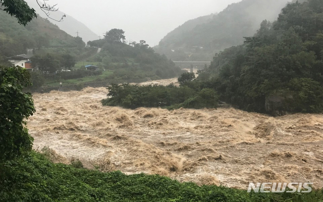 【구례=뉴시스】변재훈 기자 = 광주와 전남 지역 곳곳에 많은 비가 내린 26일 오후 전남 구례군 지리산 피아골 계곡물이 불어나고 있다. 2018.08.26. (사진 = 구례군청 제공)&nbsp; photo@newsis.com 
