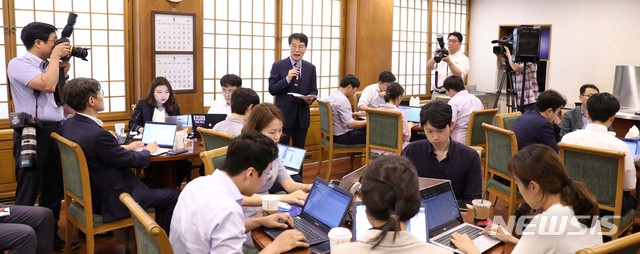 【서울=뉴시스】전신 기자 = 장하성 정책실장이 26일 청와대 춘추관에서 열린 경제정책 기조 설명 기자간담회에서 모두발언하고 있다. 2018.08.26.&nbsp; photo1006@newsis.com