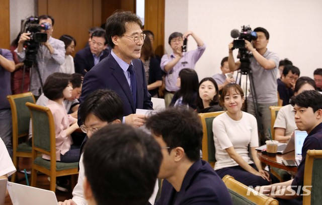 【서울=뉴시스】전신 기자 = 장하성 정책실장이 26일 청와대 춘추관에서 열린 경제정책 기조를 설명 기자간담회에 참석하고 있다. 2018.08.26.&nbsp; photo1006@newsis.com