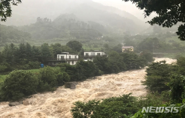 【구례=뉴시스】변재훈 기자 = 광주와 전남 지역 곳곳에 많은 비가 내린 26일 오후 전남 구례군 토지면 남산마을 인근 하천 물이 불어나고 있다. 2018.08.26. (사진 = 구례군청 제공)&nbsp; photo@newsis.com