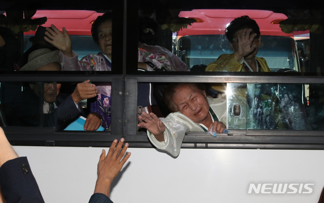 【금강산=뉴시스】김진아 기자 = 21차 이산가족 상봉행사 2회차 마지막날인 26일 북한 금강산호텔에서 작별상봉 및 공동중식을 마치고 버스에 오른 북측 가족들이 남측 가족들과 헤어지며 눈물을 흘리고 있다. 2018.08.26. bluesoda@newsis.com