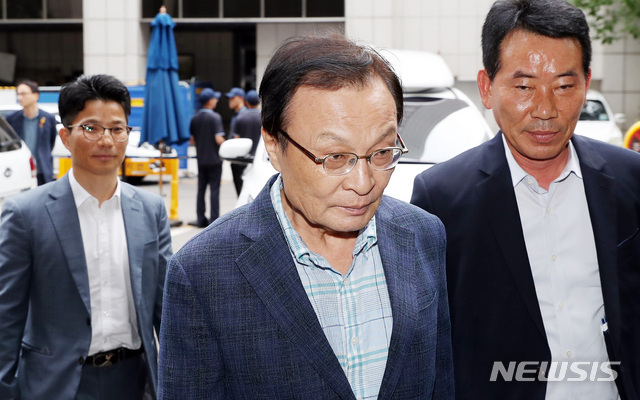 【서울=뉴시스】이종철 기자 = 26일 오후 서울 여의도 더불어민주당 당사에서 비공개로 열리는 신임 당 대표와 최고위원 간담회에 참석하는 이해찬 대표가 당사로 들어가고 있다. 2018.08.26.&nbsp;&nbsp; jc4321@newsis.com