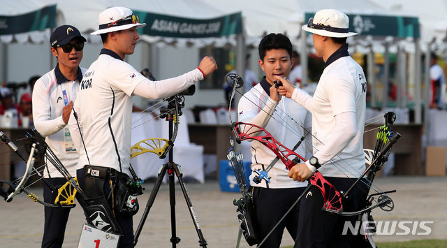 【자카르타(인도네시아)=뉴시스】추상철 기자 = 2018 자카르타-팔렘방 아시안게임 양궁 컴파운드 남자 단체 준결승 경기가 열린 26일(현지시각) 오후 인도네시아 자카르타 겔로라 붕 카르노(GBK) 양궁경기장에서 대한민국(최용희, 홍성호, 김종호) 대표팀이 라운드를 따낸 후 기뻐하고 있다. 2018.08.26. scchoo@newsis.com
