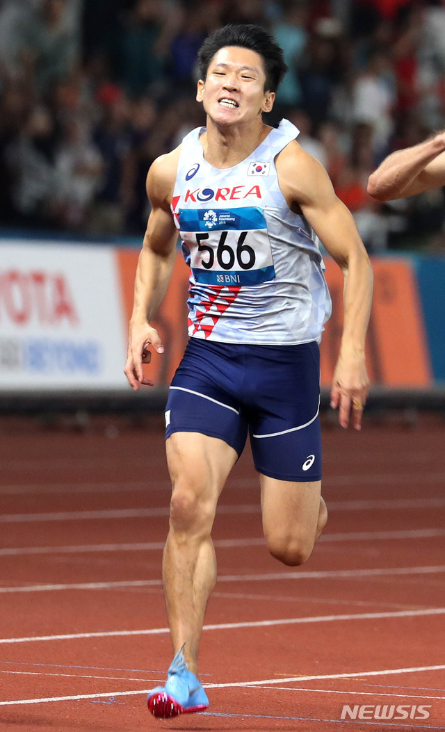 【자카르타(인도네시아)=뉴시스】추상철 기자 = 2018 자카르타-팔렘방 아시안게임 육상 남자 100m 결선 경기가 열린 26일(현지시각) 오후 인도네시아 자카르타 겔로라 붕 카르노(GBK) 메인 스타디움에서 대한민국 김국영이 속도를 내고 있다. 2018.08.26. scchoo@newsis.com
