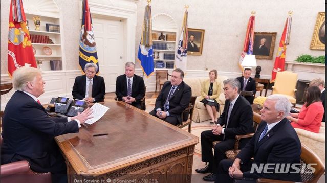 【서울=뉴시스】도널드 트럼프 미국 대통령이 24일(현지시간) 워싱턴 백악관 오벌오피스에서 대북정책 담당자들과 긴급회의를 갖고 있다. 트럼프 대통령은 이 자리에서 전날 발표한 마이크 폼페이오 국무장관의 4차 방북을 전격 취소했다. 왼쪽부터 트럼프 대통령, 앤드루 김 중앙정보국(CIA) 코리아 임무센터장, 스티븐 비건 대북정책 특별대표, 폼페이오 국무장관, 성 김 주 필리핀 대사, 마이크 펜스 부통령.<사진출처: 백악관 소셜미디어국장 댄 스캐비노 트위터> 2018.08.27