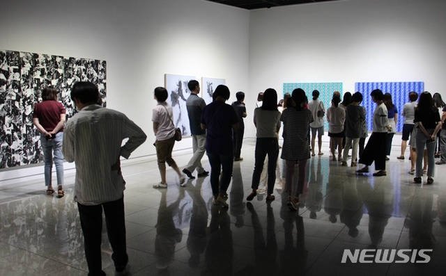  【양평=뉴시스】문영일 기자 = 경기 양평군립미술관은 미술여행 여름프로젝트 '오늘의 여성미술'전이 시간이 갈수록 관객들로 장사진을 이루고 있다고 27일 밝혔다. 2018.08.26. (사진=양평군립미술관 제공) photo@newsis.com