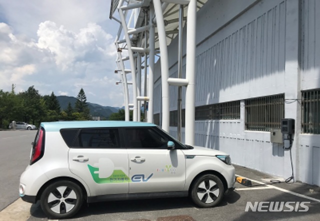 【평창=뉴시스】박종우 기자 = 17일 오전 한 전기차가 강원도 평창군 평창종합운동장에 설치된 전기차 완속충전기를 통해 충전을 하고 있다. 2018.08.17. (사진=평창군청 제공) photo@newsis.com