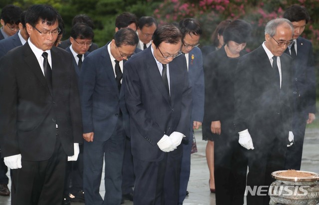 【서울=뉴시스】 박영태 기자 = 이해찬 더불어민주당 신임 당 대표가 27일 오전 서울 동작구 국립서울현충원에서 참배하고 있다. 2018.08.27.&nbsp; photo@newsis.com