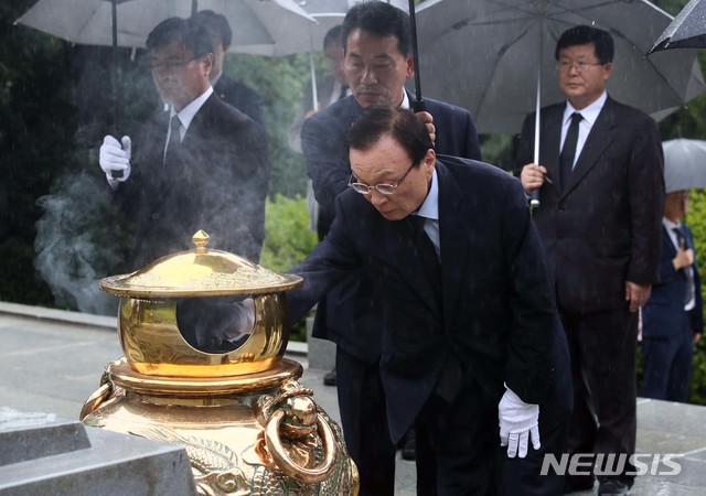 【서울=뉴시스】 박영태 기자 = 27일 오전 더불어민주당 이해찬 신임 당대표가 동작구 국립서울현충원 박정희 전 대통령 묘역을 참배하고 있다. 2018.08.27. photo@newsis.com