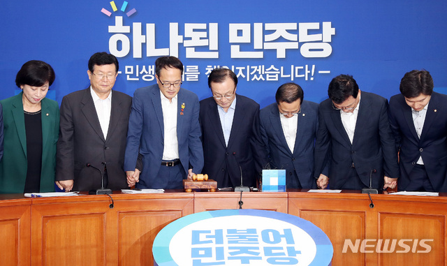 【서울=뉴시스】이종철 기자 = 27일 오전 서울 여의도 국회에서 열린 더불어민주당 최고위원회의에서 이해찬 대표와 홍영표 원내대표, 그리고 박주민, 박광온, 김해영, 설훈, 남인순 최고위원이 국민들에게 인사를 하고 있다. 2018.08.27.&nbsp;&nbsp; jc4321@newsis.com