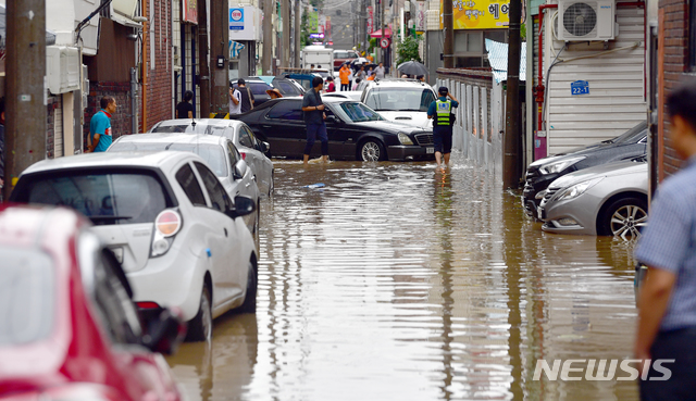 【광주=뉴시스】류형근 기자 = 폭우 특보가 내려진 27일 오전 광주 남구 주월동 인근 골목길에 주차된 차량과 주택 등이 침수 피해를 입었다. 2018.08.27.&nbsp; hgryu77@newsis.com 