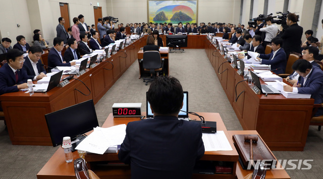 【서울=뉴시스】박영태 기자 = 27일 오전 서울 영등포구 여의도 국회에서 진행된 정무위원회 전체회의를 민병두 위원장이 주재하고 있다. 2018.08.27.since1999@newsis.com