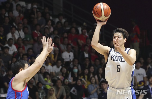 【자카르타(인도네시아)=뉴시스】최진석 기자 = 27일(현지시각) 오전 인도네시아 자카르타 겔로라 붕 카르노(GBK) 농구에서 열린 '2018 자카르타·팔렘방 아시안게임' 남자 농구 한국과 필리핀의 8강 경기. 한국 김선형이 슛을 하고 있다. 2018.08.27. myjs@newsis.com