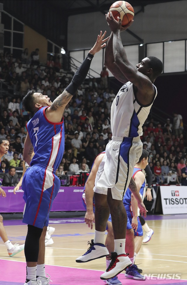 【자카르타(인도네시아)=뉴시스】최진석 기자 = 27일(현지시각) 오전 인도네시아 자카르타 겔로라 붕 카르노(GBK) 농구에서 열린 '2018 자카르타·팔렘방 아시안게임' 남자 농구 한국과 필리핀의 8강 경기. 한국 라틀리프가 슛을 하고 있다. 2018.08.27. myjs@newsis.com
