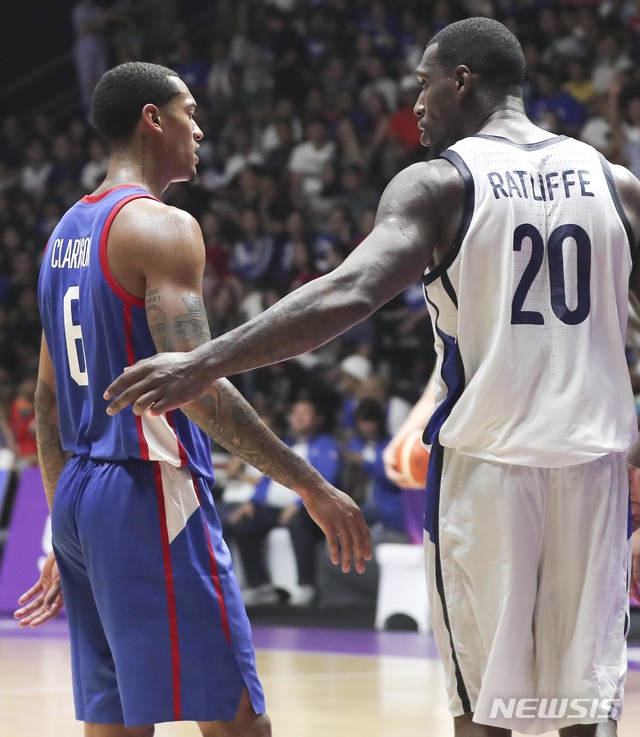 【자카르타(인도네시아)=뉴시스】최진석 기자 = 27일(현지시각) 오전 인도네시아 자카르타 겔로라 붕 카르노(GBK) 농구에서 열린 '2018 자카르타·팔렘방 아시안게임' 남자 농구 한국과 필리핀의 8강 경기. 한국 라틀리프가 필리핀 조던 클락스가 인사를 나누고 있다. 2018.08.27. myjs@newsis.com