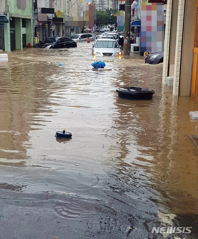 【광주=뉴시스】변재훈 기자 = 27일 오후 광주 동구 서석동 조선대학교 인근 도로가 천둥과 번개를 동반한 강한 비로 인해 침수됐다. 2018.08.27. (사진=독자 제공)&nbsp; photo@newsis.com