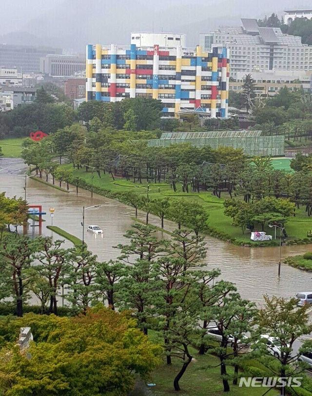 【광주=뉴시스】변재훈 기자 = 27일 오후 광주 동구 서석동 조선대학교 교정 안 도로가 천둥과 번개를 동반한 강한 비로 인해 침수되어 자동차가 물에 잠겨있다. 2018.08.27. (사진=독자 제공)&nbsp; photo@newsis.com