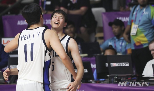 【자카르타(인도네시아)=뉴시스】최진석 기자 = 27일(현지시각) 오전 인도네시아 자카르타 겔로라 붕 카르노(GBK) 농구에서 열린 '2018 자카르타·팔렘방 아시안게임' 남자 농구 한국과 필리핀의 8강 경기에서 91대82로 승리한 허일영과 김선형이 기뻐하고 있다. 2018.08.27. myjs@newsis.com