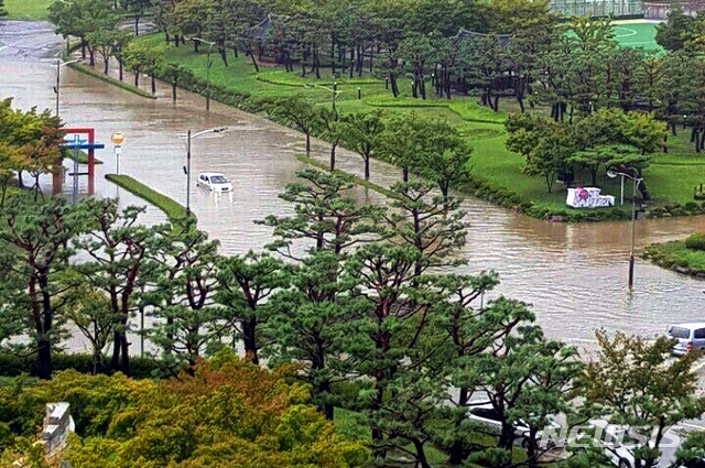 【광주=뉴시스】변재훈 기자 = 27일 오후 광주 동구 서석동 조선대학교 교정 안 도로가 천둥과 번개를 동반한 강한 비로 인해 침수되어 자동차가 물에 잠겨있다. 2018.08.27. (사진=독자 제공)&nbsp;&nbsp; photo@newsis.com 