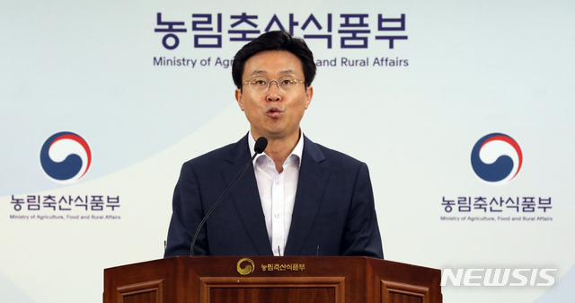 【세종=뉴시스】강종민 기자 = 이재욱 농림축산식품부 식품산업정책실장이 27일 오전 정부세종청사에서 폭염과 가뭄 등으로 배추와 무의 가격 상승세가 지속됨에 따라 배추 3000톤, 무 1000톤을 수매, 도매시장에 집중 방출한다고 밝히고 있다.&nbsp; 또 추석 전까지 배추 100톤, 무 30톤을 전국 농협매장을 통해 시중가 대비 40%~60% 낮은 가격에 판매한다고 덧붙였다. 2018.08.27.&nbsp; ppkjm@newsis.com
