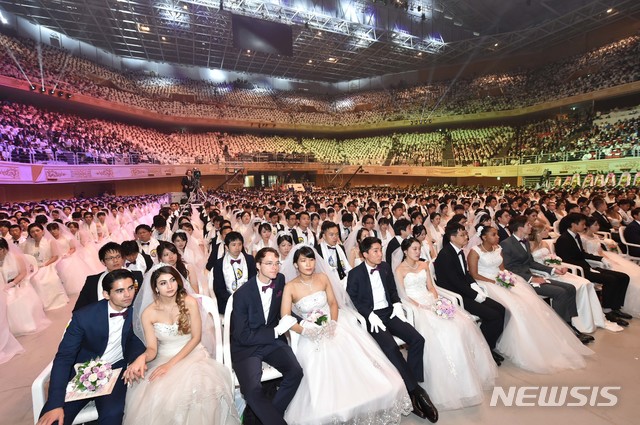 【서울=뉴시스】 27일 경기도 가평군 청심평화월드센터에서 문선명 총재 천주성화 6주년 기념 2018 효정 국제합동축복결혼식이 열리고 있다. 2018.08.27. (사진=세계평화통일가정연합 제공) photo@newsis.com