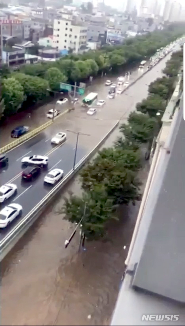 【광주=뉴시스】류형근 기자 =&nbsp; 폭우 특보가 내려진 27일 오전 광주 남구 백운동 백운고가도로에 빗물이 차오르고 있다. 2018.08.27. (사진=독자제공) photo@newsis.com