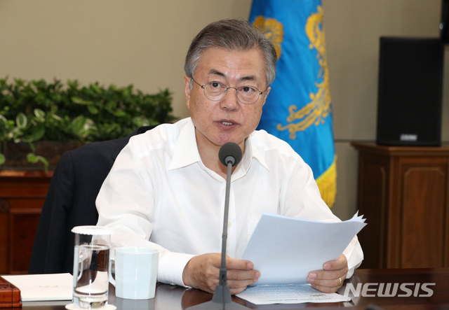 【서울=뉴시스】박진희 기자 = 문재인 대통령이 27일 청와대 여민관에서 열린 수석·보좌관 회의를 주재하고 있다. 2018.08.27.pak7130@newsis.com