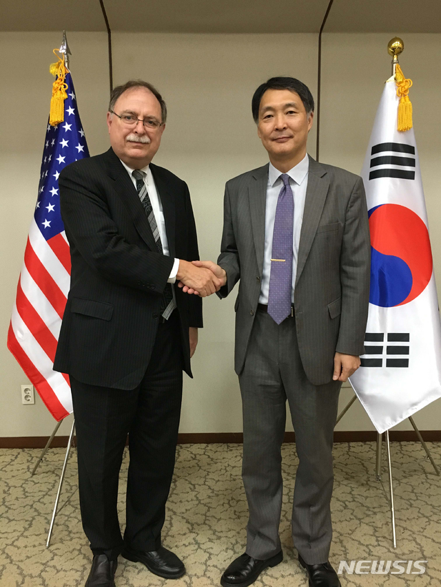 【서울=뉴시스】 장원삼 외교부 한미 방위비분담협상 대표와 티모시 베츠 미 국무부 방위비분담협상 대표가 지난 8월22일부터 23일까지 서울 한국국방연구원(KIDA)에서 열린 제10차 한미 방위비분담특별협정 체결을 위한 제6차 회의에 앞서 기념촬영을 하고 있다. 2018.10.17 (사진=외교부 제공) photo@newsis.com