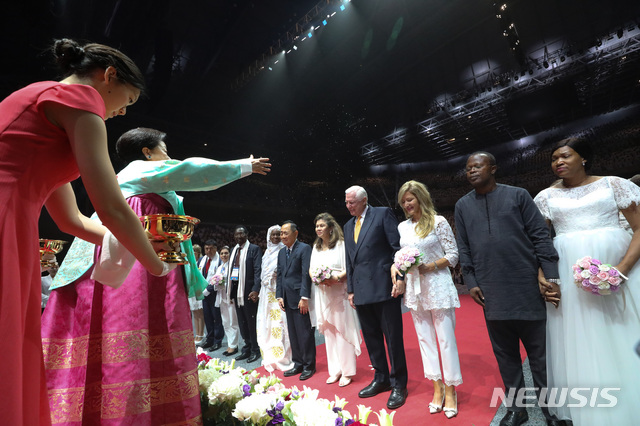 【가평=뉴시스】조수정 기자 = 27일 오전 경기 가평군 청심평화월드센터에서 열린 세계평화통일가정연합 창시자 문선명 총재 천주성화 6주년 기념 성화축제 및 효정 국제 합동축복결혼식에서 한학자 총재가 대표가정에게 성수의식을 하고 있다. 이날 합동결혼식에서는 4000여쌍의 신랑신부들이 결혼식을 올렸다. 2018.08.27. chocrystal@newsis.com