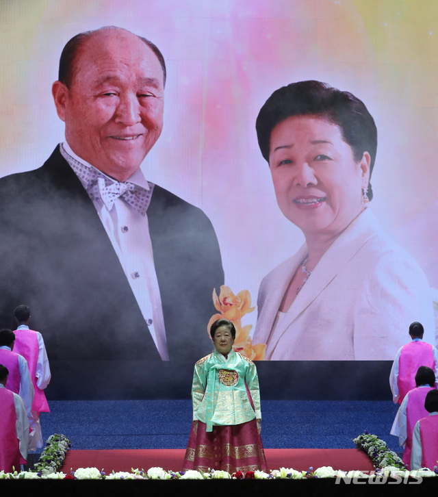 【가평=뉴시스】조수정 기자 = 27일 오전 경기 가평군 청심평화월드센터에서 열린 세계평화통일가정연합 창시자 문선명 총재 천주성화 6주년 기념 성화축제 및 효정 국제 합동축복결혼식에서 한학자 총재가 성혼을 선포하고 있다. 이날 합동결혼식에서는 4000여쌍의 신랑신부들이 결혼식을 올렸다. 2018.08.27. chocrystal@newsis.com