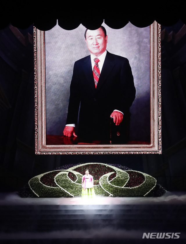 【가평=뉴시스】조수정 기자 = 27일 오전 경기 가평군 청심평화월드센터에서 열린 세계평화통일가정연합 창시자 문선명 총재 천주성화 6주년 기념 성화축제 및 효정 국제 합동축복결혼식에서 한학자 총재가 문선명 총재 사진 앞에 서있다. 이날 합동결혼식에서는 4000여쌍의 신랑신부들이 결혼식을 올렸다. 2018.08.27. chocrystal@newsis.com