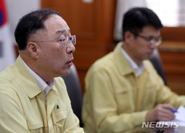 【서울=뉴시스】박주성 기자 = 홍남기 국무조정실장이 27일 오후 서울 세종로 정부서울청사에서 열린 아프리카 돼지열병 대응 관계기관 대책회의에 참석해 모두발언을 하고 있다. 2018.08.27. park7691@newsis.com