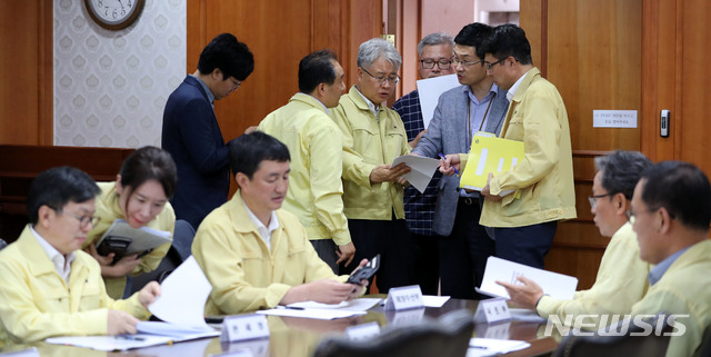 【서울=뉴시스】박주성 기자 = 27일 오후 서울 세종로 정부서울청사에서 열린 아프리카 돼지열병 대응 관계기관 대책회의에 정부측 관계자들이 심각하게 이야기를 나누고 있다. 2018.08.27. park7691@newsis.com