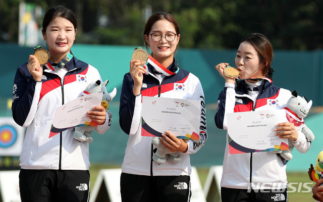【자카르타(인도네시아)=뉴시스】추상철 기자 = 2018 자카르타-팔렘방 아시안게임 양궁 리커브 여자 단체 시상식이 열린 27일(현지시각) 오후 인도네시아 자카르타 겔로라 붕 카르노(GBK) 양궁경기장에서 금메달을 딴 대한민국(강채영,이은경,장혜진) 대표팀이 메달을 들어보이고 있다.&nbsp; 2018.08.27. scchoo@newsis.com