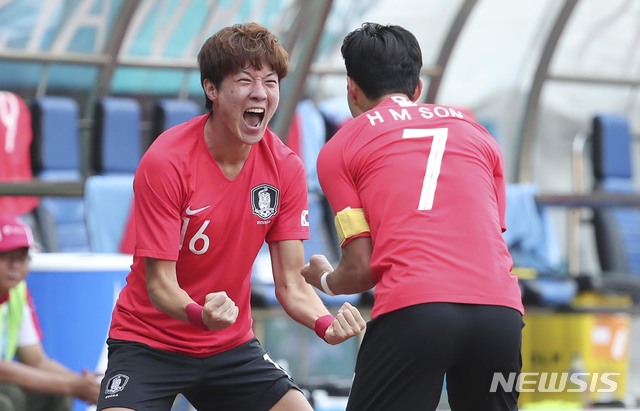 【브카시(인도네시아)=뉴시스】최진석 기자 = 27일(현지시각) 오후 인도네시아 브카시 패트리엇 스타디움에서 열린 '2018 자카르타·팔렘방 아시안게임' 남자 축구 8강전 대한민국과 우즈베키스탄의 경기. 한국 황의조가 선제골을 넣고 손흥민과 기뻐하고 있다. 2018.08.27. (Canon EOS-1D X Mark Ⅱ EF200-400 f4.5-5.6 IS Ⅱ USM ISO 1600, 셔터 1/800, 조리개 4) myjs@newsis.com