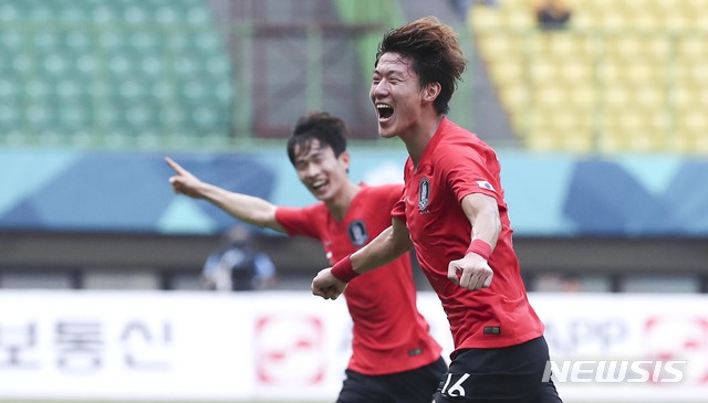 【브카시(인도네시아)=뉴시스】최진석 기자 = 27일(현지시각) 오후 인도네시아 브카시 패트리엇 스타디움에서 열린 '2018 자카르타·팔렘방 아시안게임' 남자 축구 8강전 대한민국과 우즈베키스탄의 경기. 한국 황의조가 두 번째골을 넣은 뒤 기뻐하고 있다.&nbsp; (Canon EOS-1D X Mark Ⅱ EF200-400 f4.5-5.6 IS Ⅱ USM ISO 1600, 셔터 1/1600, 조리개 4.5) 2018.08.27. myjs@newsis.com