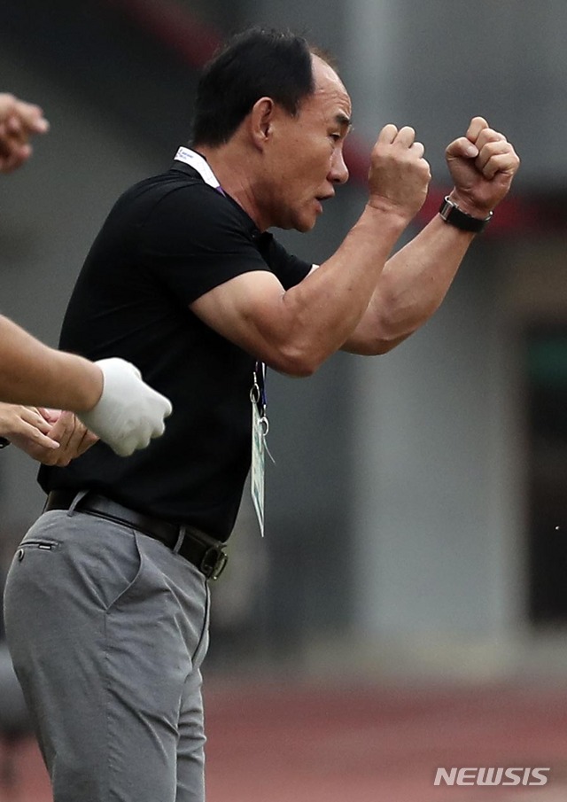 【브카시(인도네시아)=뉴시스】최진석 기자 = 27일(현지시각) 오후 인도네시아 브카시 패트리엇 스타디움에서 열린 '2018 자카르타·팔렘방 아시안게임' 남자 축구 8강전 대한민국과 우즈베키스탄의 경기. 한국 김학범 감독이 황의조가 두 번째골 뒤 선수들에게 작전 지시를 하고 있다.&nbsp; (Canon EOS-1D X Mark Ⅱ EF200-400 f4.5-5.6 IS Ⅱ USM ISO 1600, 셔터 1/1600, 조리개 4) 2018.08.27. myjs@newsis.com